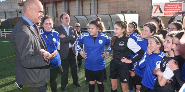 El alcalde analiza con los clubes que entrenan en el CD San Pablo nuevas inversiones tras ponerse en servicio el renovado campo de fútbol de césped artificial con 180.000 euros de inversión