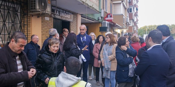 El alcalde analiza con los vecinos de El Trébol, en el Distrito Cerro-Amate, iniciativas para aumentar las plazas de aparcamiento, la construcción de una nueva zona de juegos infantiles y la mejora en la conservación del arbolado