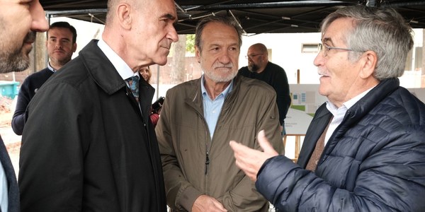 El alcalde anuncia a los vecinos del Polígono Aeropuerto, en Sevilla Este, que el Ayuntamiento asumirá la conservación del viario, el arbolado y las zonas verdes con la recepción municipal de unas calles que llevaban gestionado como propietarios desde hace casi 40 años