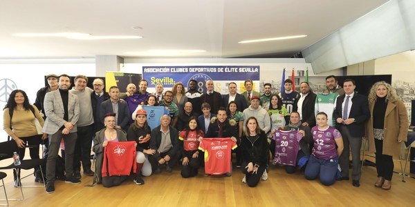 El alcalde anuncia apoyo municipal  al proyecto de mecenazgo, empresa y deporte ‘Creando Equipo’ para clubes y equipos sevillanos de elite deportiva con una aportación económica de 50.000 euros