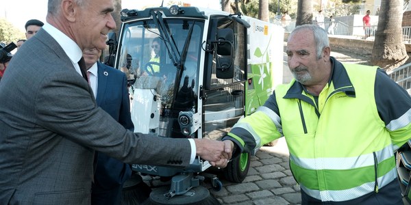 El alcalde anuncia un plan de inversiones en nuevos vehículos, sostenibilidad y digitalización del servicio de limpieza de ejecución inmediata por casi 7,2 millones, la construcción de un parque auxiliar para el Distrito Cerro-Amate, la estabilización de 450 personas para reforzar la plantilla y contrataciones adicionales de personal sobre todo para los eventos