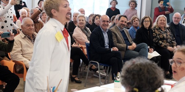 El alcalde anuncia la ampliación del catálogo de servicios de los centros de participación activa de personas mayores de gestión municipal en Sevilla Este y Polígono Sur para incluir podología, peluquería, fisioterapia y cafetería y la continuidad de su apertura por las tardes y los fines de semana