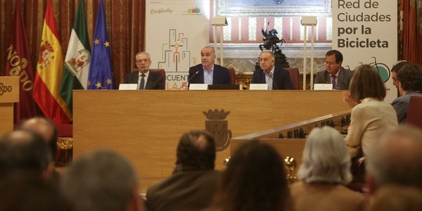El alcalde anuncia la construcción de 15,4 kilómetros nuevos de carriles bici en los distritos Bellavista-La Palmera, Norte, Macarena, Este, Cerro Amate y Sur con una inversión de 8 millones y con prioridad para conectar la red de la capital con el área metropolitana