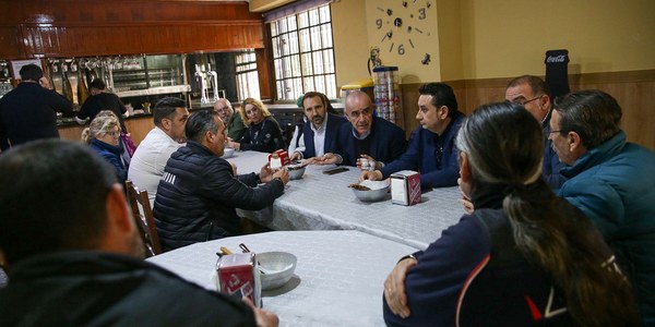 El alcalde anuncia la construcción de una nueva zona de juegos infantiles en Sevilla Este y obras de mejora de cinco calles del barrio con una inversión conjunta superior a los 300.000 euros tras los compromisos adquiridos con vecinos y comerciantes del entorno de Emilio Lemos