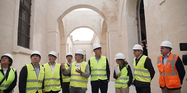 El alcalde anuncia que las obras de la Fábrica de Artillería se encuentran ya al 85 %, concluirán este verano, integrarán los restos arqueológicos de época romana, el espacio se incluirá en la programación del Otoño Cultural y en la red de centros municipales para el emprendimiento y estará plenamente integrado en el barrio de San Bernardo