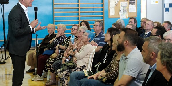 El alcalde anuncia que los locales anexos al mercado del Tiro de Línea se transformarán en un enclave con itinerarios peatonales y arquitectura singular, destinado a emprendedores y alojamientos colaborativos que dinamicen el barrio y atraigan a jóvenes con 6 millones de inversión, y además la primera fase del bulevar de la Avenida de la Paz con un millón de euros