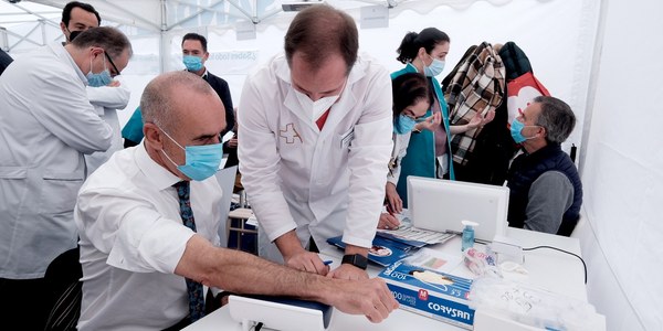 El alcalde apoya el proyecto ‘Carpa de la Salud’ del Colegio Oficial de Farmacéuticos de Sevilla instalada en el barrio de Pino Montano para acercar a los vecinos los servicios que ofrecen estos profesionales