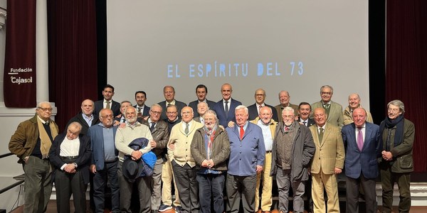 El alcalde asiste al estreno de la película ‘El espíritu del 73’ que homenajea el 50 aniversario de la salida de la primera cuadrilla de hermanos costaleros de la Hermandad de los Estudiantes