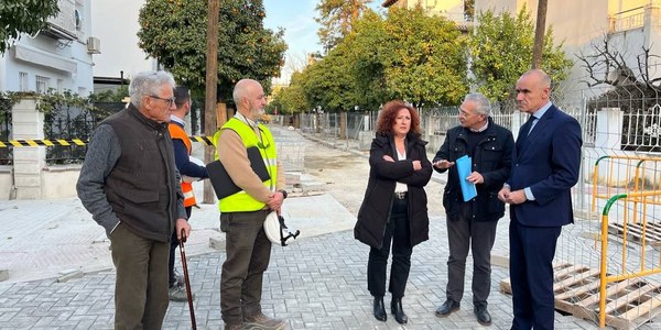 El alcalde concreta a los vecinos de Heliópolis que las obras de renovación de redes y reurbanización de la calle Tajo, que quedará configurada como plataforma única, con adoquín, nueva iluminación acorde con la estética del centenario barrio y mejoras del arbolado, finalizarán en mayo tras una inversión de casi 1,3 millones de euros