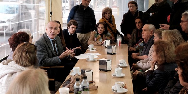 El alcalde concreta con Bami Unido la reurbanización y sombreado de la Plaza Rafael Salgado, inversiones en parques infantiles y acerados y la cesión gratuita a esta asociación vecinal de la antigua comisaría de la Policía Nacional para sus actividades