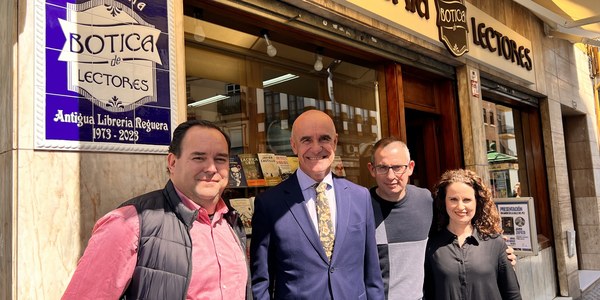 El alcalde de Sevilla destaca la apuesta de la empresa sevillana ‘Botica de Lectores’ por el sector del libro tras tomar el relevo de la antigua Librería Reguera