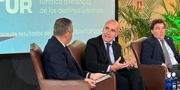 El alcalde destaca el acierto de la estrategia municipal hacia la sostenibilidad turística y el resultado de la colaboración con el conjunto del sector tras situarse Sevilla como el destino urbano más competitivo de Andalucía y el quinto en España en el prestigioso informe de Exceltur