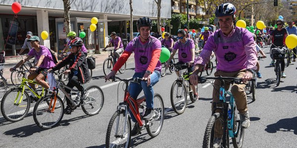 El alcalde destaca la apuesta por propuestas culturales, deportivas y de ocio en parques y calles de Sevilla durante este fin de semana con gran éxito de público