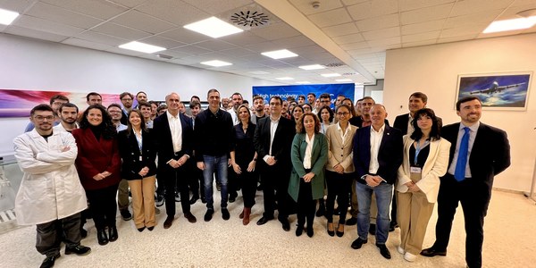 El alcalde destaca la pujanza de las startups sevillanas en la industria aeroespacial durante una demostración de los proyectos de investigación de la empresa Skylife a Pedro Sánchez en los ámbitos de la realidad virtual y la fusión nuclear