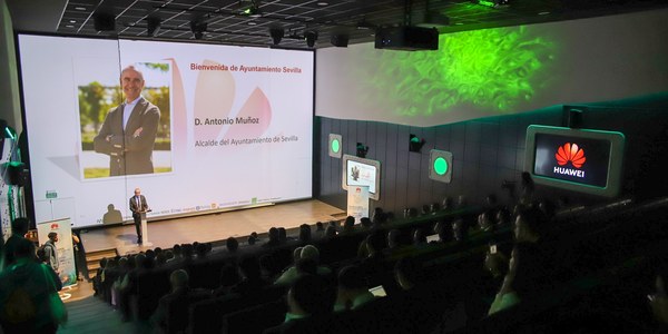 El alcalde detalla a empresas TIC el Plan Sevilla + Digital que impulsará la transformación digital de los servicios municipales y la propia industria TIC con 81 iniciativas y 165 millones de euros de recursos públicos y prestará  especial atención a los barrios y a la reducción de la brecha entre los colectivos con mayores dificultades de inclusión digital