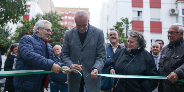 El alcalde inaugura con los vecinos la remodelada plaza Joaquín Morón Ríos, en la barriada del Zodiaco, que se abre como espacio de convivencia tras culminarse una inversión de 115.000 euros en áreas infantiles y para mayores, itinerarios peatonales, accesibilidad y pavimentos drenantes