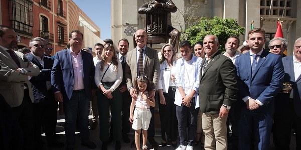 El alcalde inaugura la escultura dedicada al ‘Pali’ en el entorno de la Casa de la Moneda, destaca su contribución a la historia de las sevillanas y anuncia que la Portada de la Feria le rendirá también homenaje