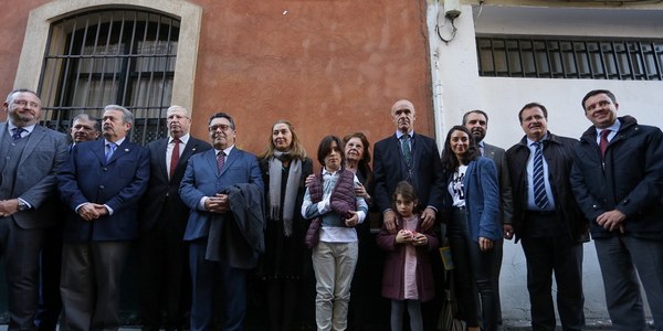 El alcalde inaugura una placa en la calle Bustos Tavera del Distrito Casco Antiguo en homenaje al imaginero Antonio Dubé de Luque y destaca su “enorme aportación a la Semana Santa de Sevilla