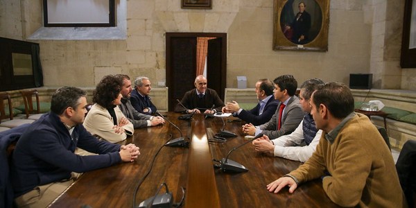 El alcalde mantiene un primer encuentro de trabajo con la nueva directiva de la asociación de hostelería de Sevilla