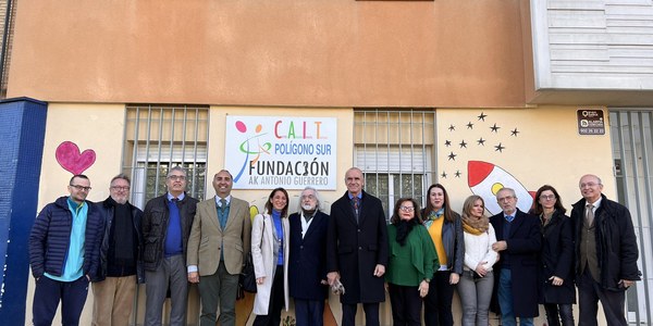 El alcalde muestra su apoyo a la Fundación AK Antonio Guerrero durante su visita a sus instalaciones del Centro de Atención Temprana Infantil Polígono Sur, donde ofrece ayuda a familias del barrio con niños, niñas o adolescentes que padecen trastornos en su desarrollo, empleando tecnología y técnicas novedosas