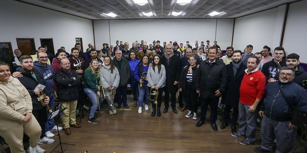 El alcalde muestra su apoyo a la música procesional y apuesta por reforzar la colaboración con el Consejo de Bandas con la ampliación de la red de locales de ensayos y por seguir promoviendo una programación estable de conciertos y la participación de estas formaciones en las grandes fiestas de la ciudad