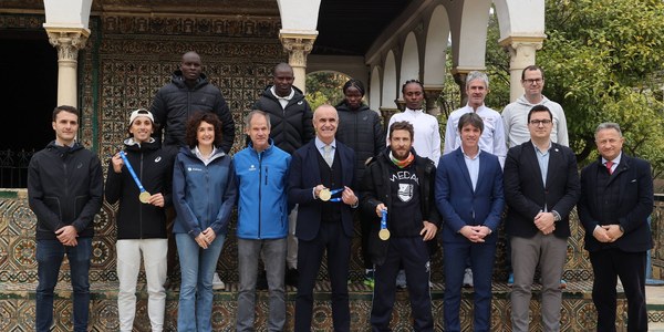 El alcalde recibe a los corredores de elite del Zúrich Maratón y destaca los récords de impacto económico y visitas internacionales