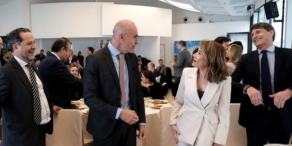 El alcalde reclama al Gobierno de España y a la Junta de Andalucía un esfuerzo conjunto para acelerar la llegada del Metro a Pino Montano, Bellavista y Sevilla Este, la conexión ferroviaria entre Santa Justa y el aeropuerto y la rehabilitación de las barriadas de Los Pajaritos y Polígono Sur