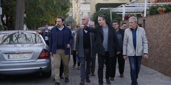 El alcalde reforzará el mantenimiento y conservación del arbolado y las zonas verdes y la iluminación en el Sector 8 de Sevilla Este e impulsará la reurbanización de la plaza del Fuselaje