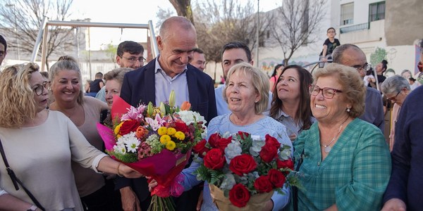 El alcalde reinaugura el Parque Doctor José Manuel Sánchez Gómez, el ‘Ranchito’ de Torreblanca, tras una remodelación que lo ha transformado en una gran zona de juego infantil y convivencia familiar y descubre una placa en homenaje a Josefina Núñez Muñoz por su colaboración desinteresada en la conservación