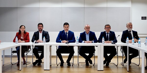 El alcalde se reúne con la Comisión de Seguimiento de Abengoa tras la adjudicación de la compañía sevillana a la empresa Cox Energy