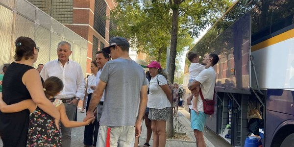 El alcalde señala el éxito de las actividades de verano de los distritos, organizadas en tiempo récord y que han llevado a más de 4 800 sevillanos a la playa