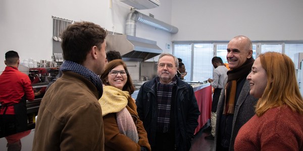 El alcalde traslada a Cáritas la intención de reforzar la coordinación de los programas municipales de empleo con su centro de inserción laboral de Palmete para mejorar la atención a la población más vulnerable