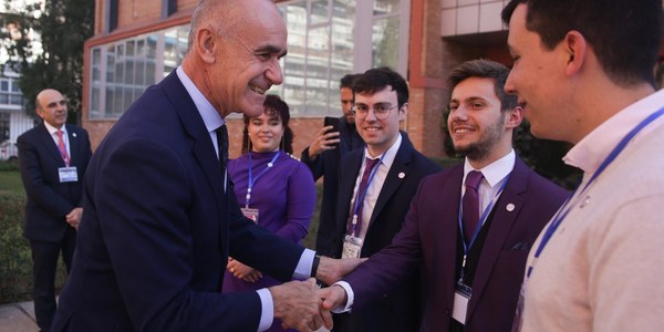 El alcalde traslada a estudiantes de Física de todo el país las oportunidades de Sevilla tras la decidida apuesta municipal por impulsar la innovación, la ciencia y la tecnología