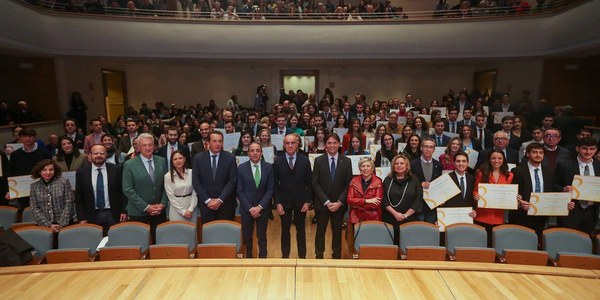 El alcalde traslada a los 108 egresados con los mejores expedientes académicos de la Universidad de Sevilla y la UPO los grandes proyectos de inversión de ciudad para retener el talento y el nuevo impulso municipal al emprendimiento