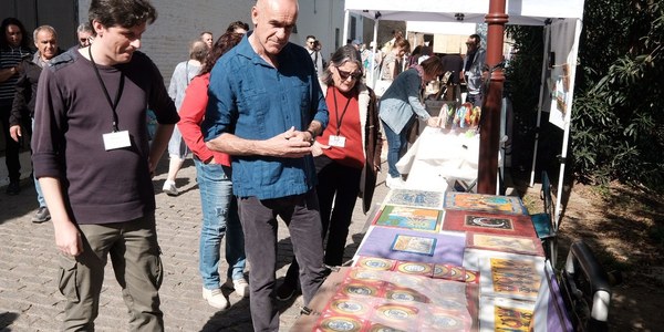 El alcalde traslada a los artesanos que el proyecto de reordenación del Paseo de la O pondrá en valor e impulsará la actividad económica y el atractivo cultural y turístico del Paseo de Arte