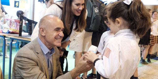 El alcalde visita la Feria de las Ciencias que ha congregado en FIBES a las empresas municipales y las áreas de Juventud y Educación para divulgar la ciencia entre niños y adolescentes