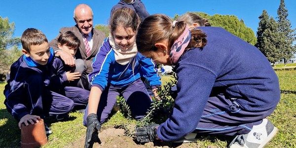 El alcalde y el alumnado del colegio Arboleda participan en la plantación de 125 acebuches para ampliar la masa forestal del Parque de Torreblanca y en el objetivo de alcanzar los 5.000 árboles nuevos en la ciudad en esta campaña 2022-2023