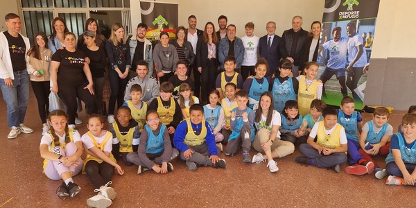 El Alto Comisionado contra la Pobreza Infantil visita en Torreblanca el programa ‘Deporte por Refugio’ que impulsa Fútbol Más y Fundación Real Betis con el apoyo del Ayuntamiento y que se extenderá a más colegios de la capital