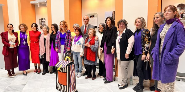El Ayuntamiento acoge hasta el próximo 17 de marzo la exposición ‘Ellas en la ciudad’, que se enmarca en la programación municipal con motivo del 8M y que pone el foco en las “vidas cotidianas e invisibles” de una generación de mujeres de los barrios de Sevilla