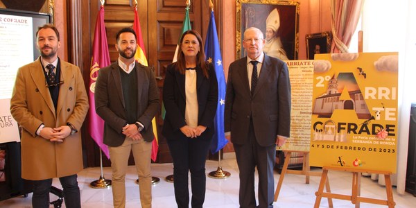 El Ayuntamiento acoge la presentación de la feria Arriate Cofrade que esta localidad malagueña celebra el próximo fin de semana con la presencia de bandas de música procesional y artesanos de Sevilla