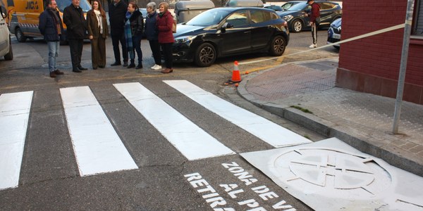 El Ayuntamiento acomete varias actuaciones de mejora de los acerados, los alcorques la accesibilidad y la señalización en las barriadas del Juncal y El Plantinar del Distrito Sur