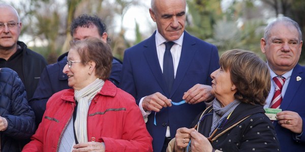 El Ayuntamiento ajardina una glorieta en el Parque Amate en el marco de las inversiones para mejorar este pulmón verde del Distrito Cerro-Amate y la rotula con el nombre del Nobel de Medicina Karl Landsteiner en reconocimiento de la ciudad a los donantes