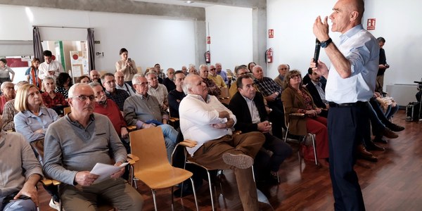 El Ayuntamiento aprueba la licitación de las obras para la reurbanización integral de la calle Carmen Vendrell con 1,47 millones de presupuesto que incluyen itinerarios peatonales, nueva iluminación, ramales hacia la SE-30, áreas infantiles y de aparatos biosaludables, 3.000 metros cuadrados de praderas y casi 200 árboles en el marco de la ejecución de iniciativas del Plan Integral de Su Eminencia