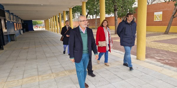El Ayuntamiento avanza en el plan de mejora del CEIP Paulo Orosio de Cerro-Amate que alcanza los 200.000 euros de inversión en los últimos años tras ejecutar la renovación del pavimento del patio con cargo al Plan Mejora Tu Barrio 2022
