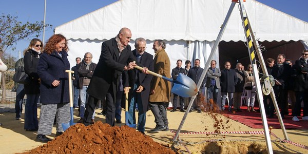 El Ayuntamiento inicia la construcción de 125 viviendas protegidas de Emvisesa en la nueva barriada de Pítamo Sur, adaptadas sobre todo a perfiles de familias jóvenes, con una inversión de 15 millones y que inciden en la expansión de la ciudad hacia el Sur