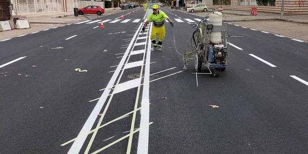 El Ayuntamiento culmina las obras de renovación del pavimento de la calle Flor de Gitanilla en el marco de las actuaciones de mejora del entorno de cara a la puesta en servicio este año del nuevo centro cívico de Sevilla Este
