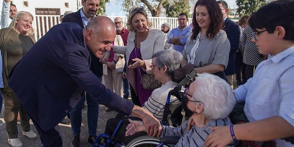 El Ayuntamiento culmina mejoras en el pavimento y acerado del entorno de la Parroquia de San Antonio de Padua en el marco de los compromisos del alcalde con la Hermandad de los Dolores y del despliegue de inversiones municipales en este barrio