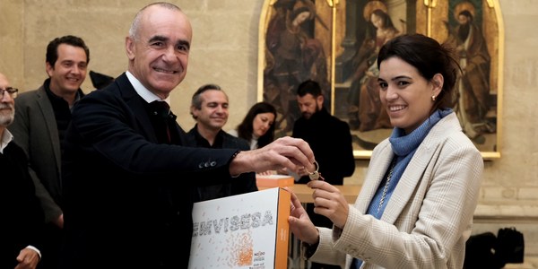 El Ayuntamiento de Sevilla avanza en la estrategia de ampliar la oferta de vivienda pública en la ciudad con la entrega de una veintena de VPO de Emvisesa tanto en régimen de alquiler como de venta