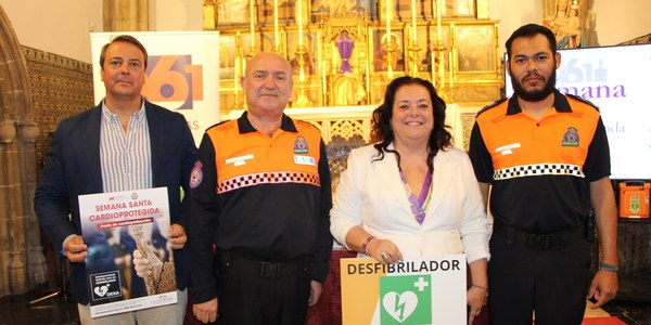 El Ayuntamiento de Sevilla colabora con el 061 y con el Consejo de Hermandades y Cofradías en la puesta en marcha de la iniciativa ‘Semana Santa Cardioasegurada’, que dota a todas las hermandades de desfibriladores para actuar frente a paradas cardíacas en todos los recorridos procesionales