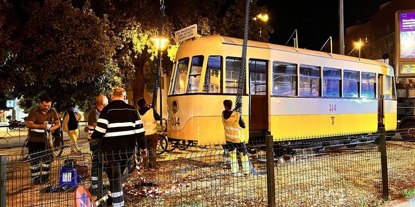 El Ayuntamiento de Sevilla devuelve el histórico tranvía 314 a la Plaza de San Martín de Porres, en Triana, tras su restauración y lo protegerá con una estructura de vidrio reforzado